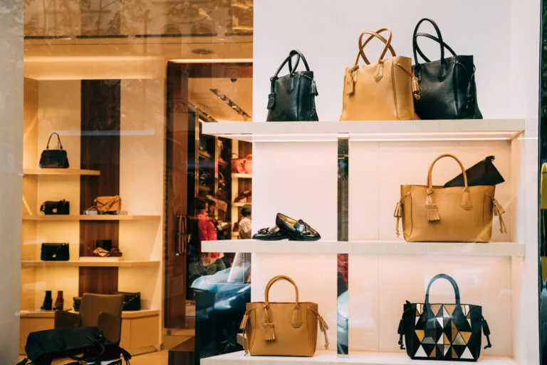 sacs a mains en vitrine