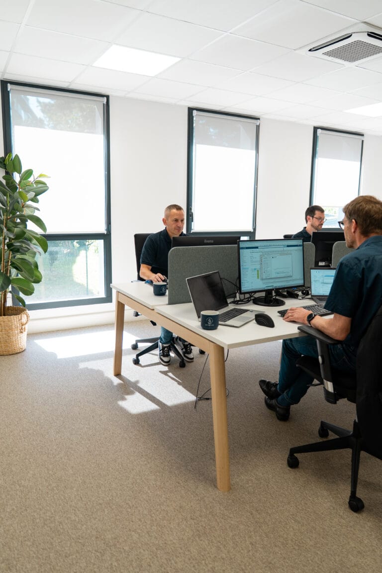Collaborateurs Fit Retail travaillant sur double écran en open space