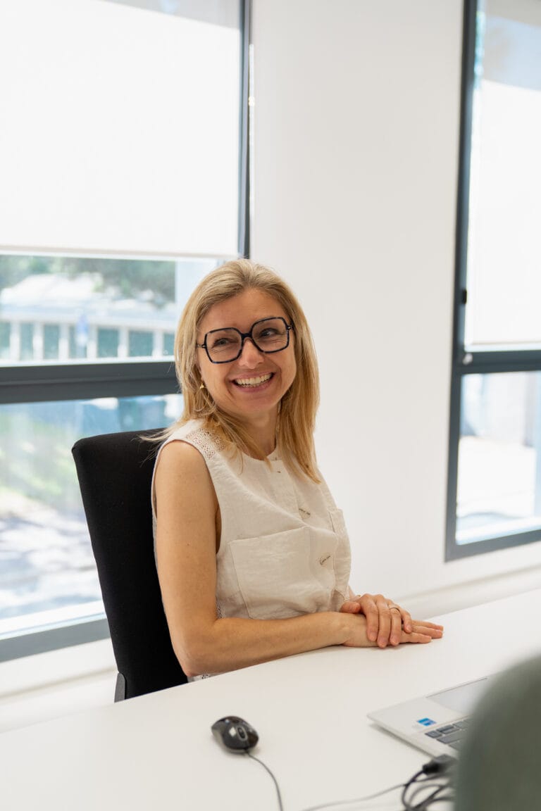 Portrait d'une collaboratrice Fit Retail souriante au bureau