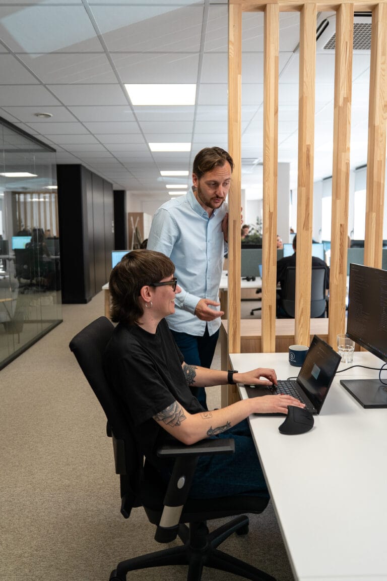 Collaborateur Fit Retail debout dans un espace de bureau design