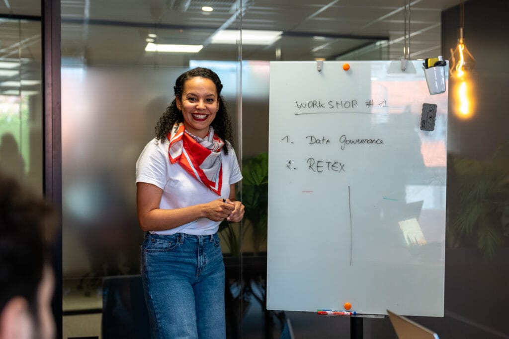 Collaboratrice Fit Retail animant une session de brainstorming au tableau