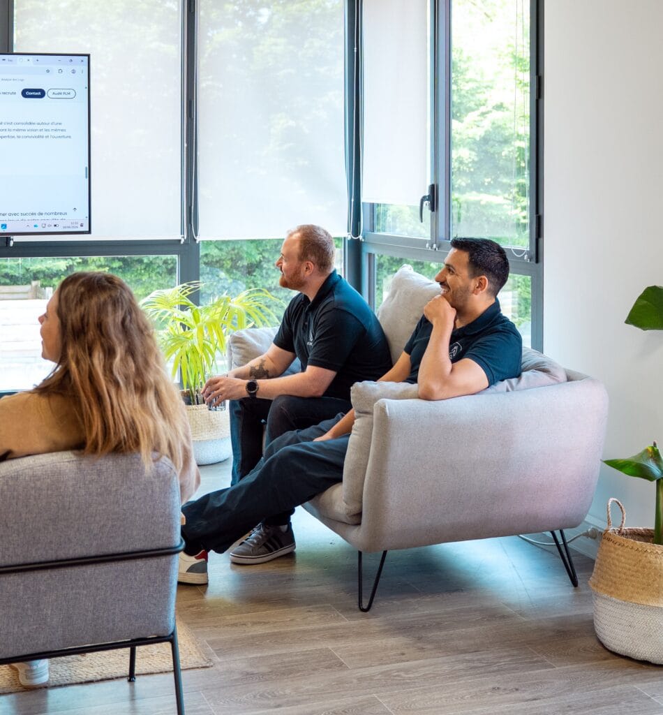 Trois collaborateurs de Fit Retail échangent lors d'une réunion dans l'open space